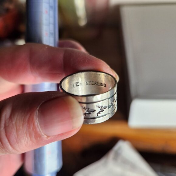Vintage Navajo Sterling Silver Band Ring By RE With Engraved Leaf Design Size 9. - Picture 2 of 6
